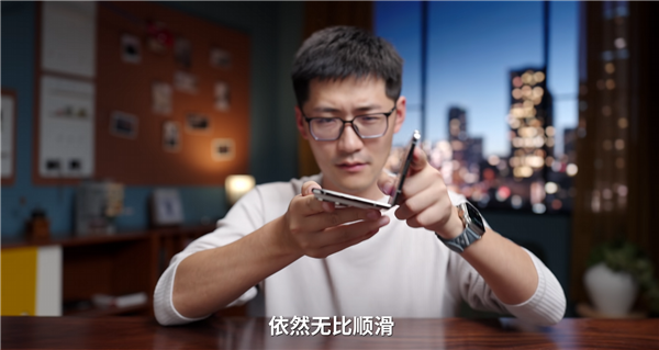 iPhone Duo首发评测出炉!影视飓风反折实测:不用担心一屁股坐弯